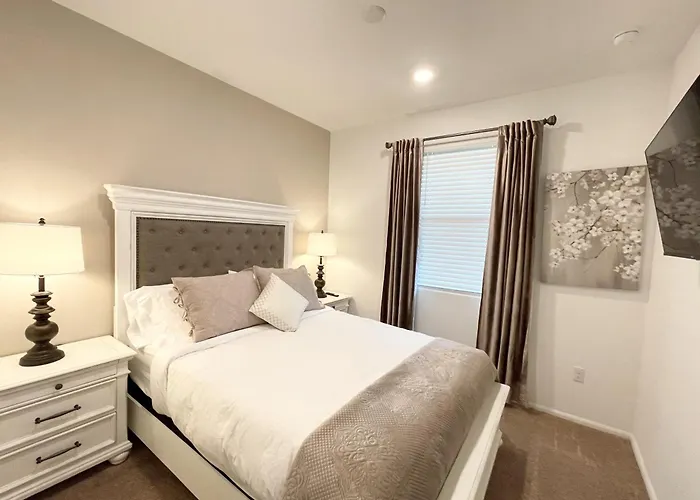 6 Bedroom Desert Retreat *