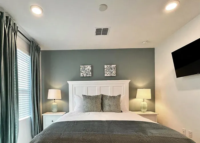 6 Bedroom Desert Retreat Holiday home *