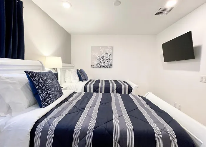 6 Bedroom Desert Retreat *